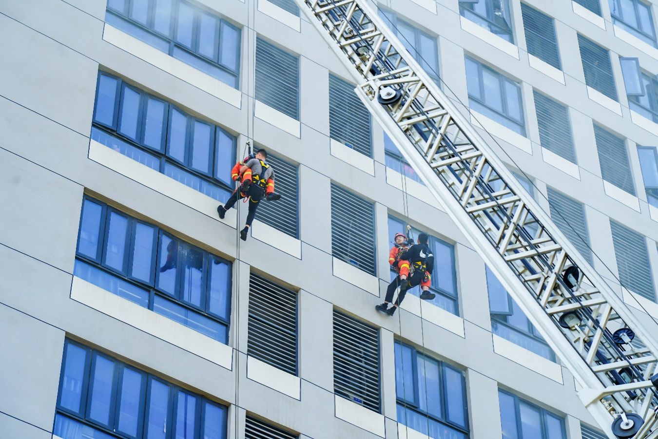 软梯适合几层逃生，探讨软梯在高层建筑紧急疏散中的应用与考量因素