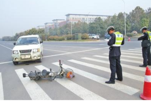 交警直播被车撞飞